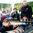 Kronprins Haakon tester skyteferdighetene. Foto: Lise Åserud, NTB scanpix